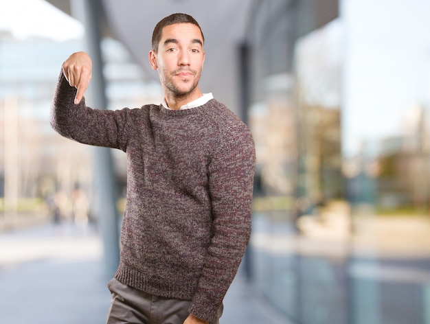 Foto feliz joven haciendo un gesto de mostrar