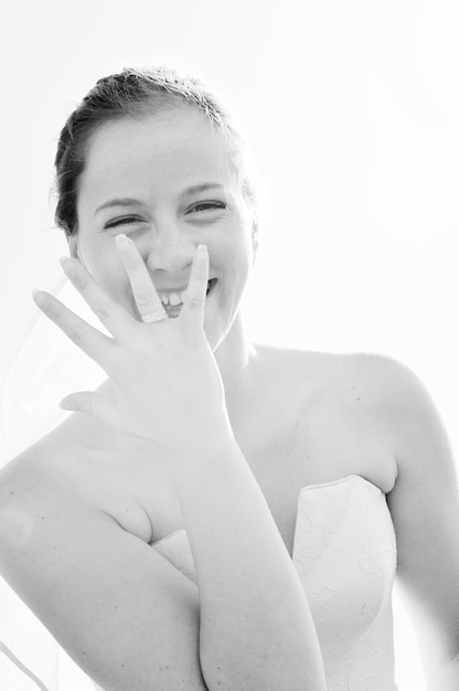 feliz joven hermosa novia después del evento de la ceremonia de boda diviértete