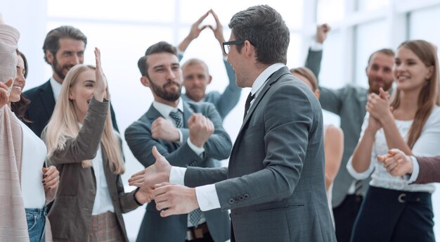 Feliz joven hombre de negocios apuntándote