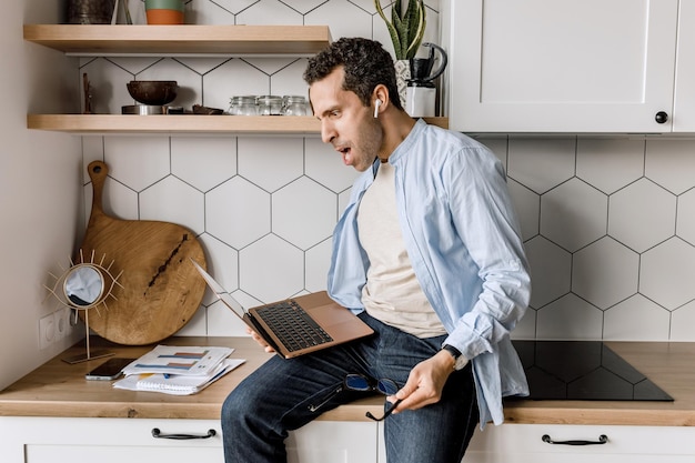 Feliz joven hombre de negocios disfrazado mirando a la cámara dar motivación feliz ganador exitoso hombre