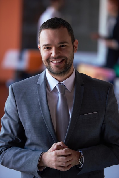 feliz joven hombre de negocios retrato en la moderna oficina de reuniones en el interior