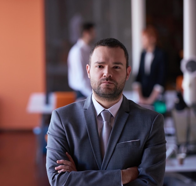 feliz joven hombre de negocios retrato en la moderna oficina de reuniones en el interior