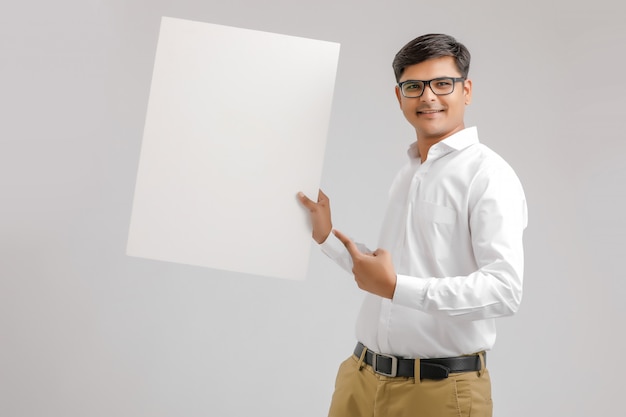 Feliz joven indio mostrando tablero en blanco