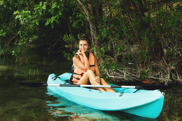 Feliz joven kayak en el lago