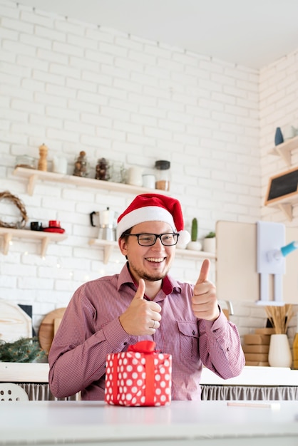 Feliz, joven, llevando, gorro de santa