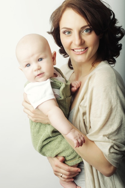 Feliz joven madre con bebé en casa