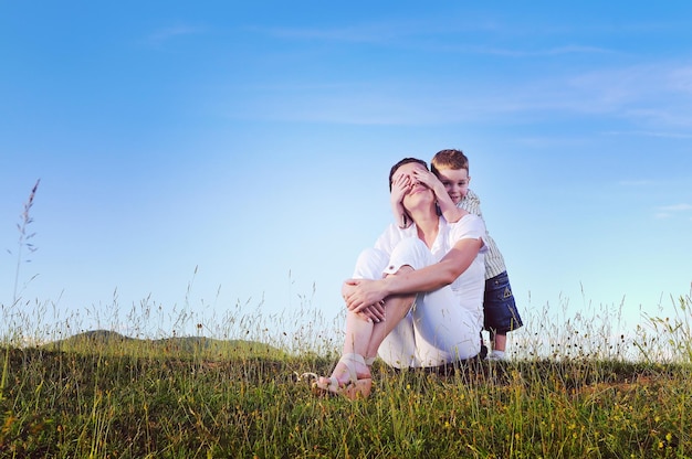 feliz joven madre jugar y al aire libre con hermoso niño