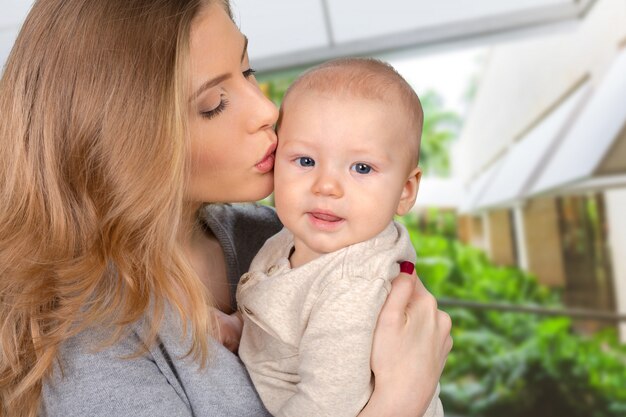 Feliz joven madre y su hijo