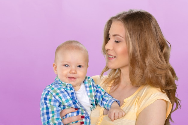 Feliz joven madre y su hijo