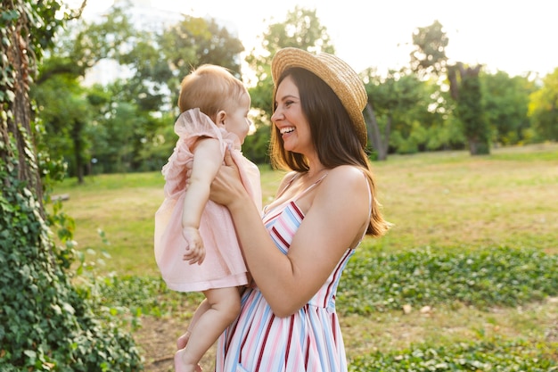 Feliz joven madre con su pequeña hija