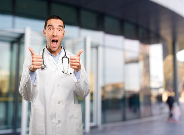 Feliz joven médico con un gesto bien