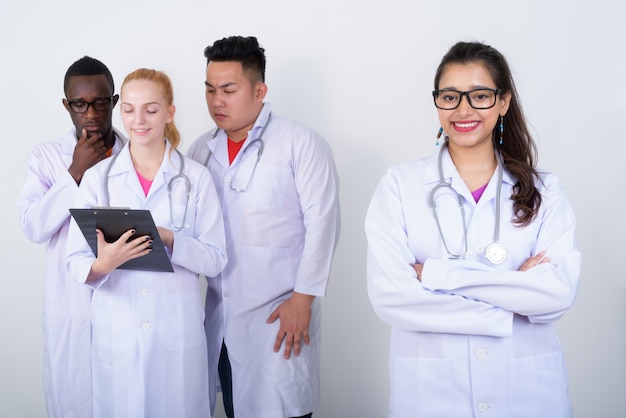 Feliz joven médico indio con los brazos cruzados