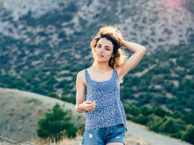 Feliz joven modelo de apariencia caucásica europea con una hermosa sonrisa y cabello largo