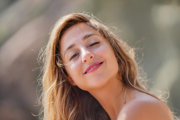 Feliz joven morena atractiva en traje de baño rojo en la playa y vacaciones de fondo marino