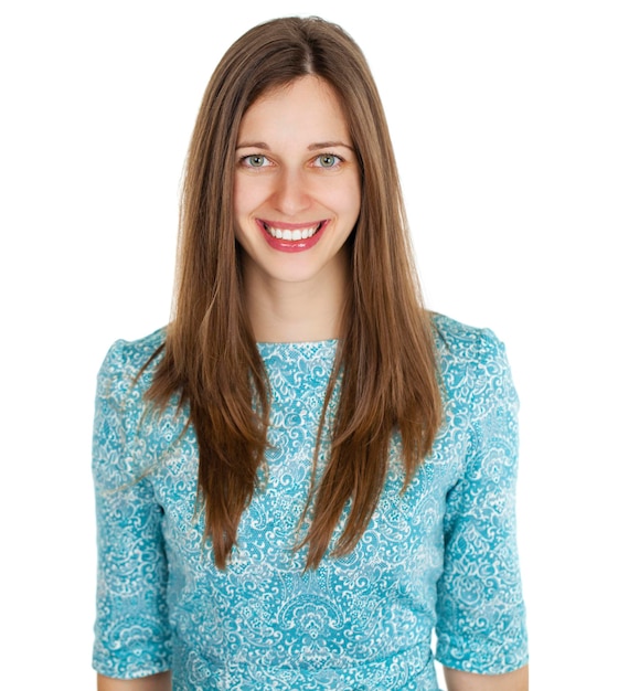 Feliz joven morena hermosa en un vestido turquesa sobre fondo blanco retrato de estudio