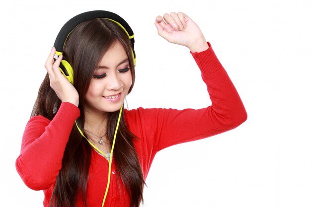 Feliz joven mujer asiática con auriculares