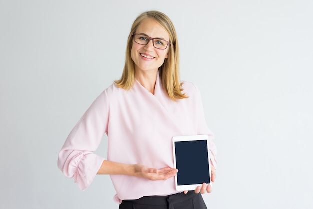 feliz joven mujer caucásica gerente publicidad nuevo gadget