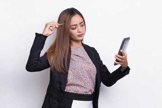 Feliz joven mujer de negocios asiática mediante teléfono móvil aislado sobre fondo blanco.