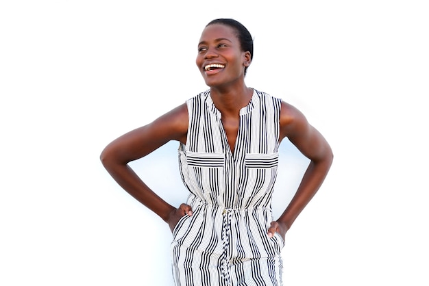 Feliz joven mujer negra sonriendo sobre fondo blanco