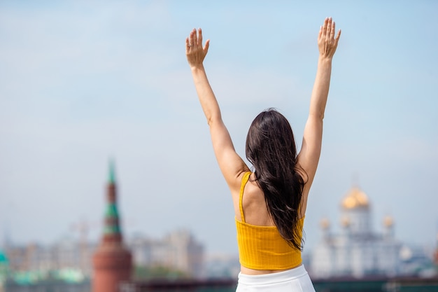 Feliz joven mujer urbana en la ciudad europea.