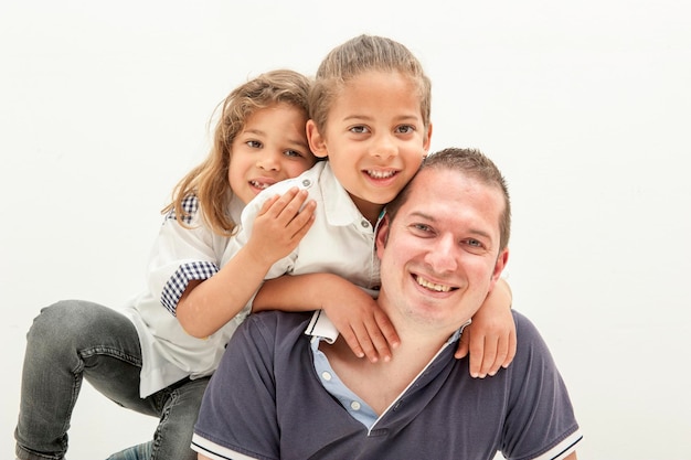 Feliz joven padre caucásico divirtiéndose con pequeños niños multirraciales concepto de día del padre