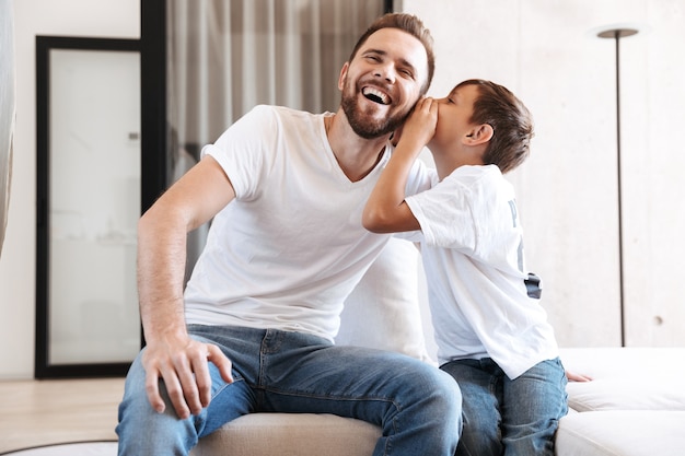 Feliz joven padre papá hablando con su hijo