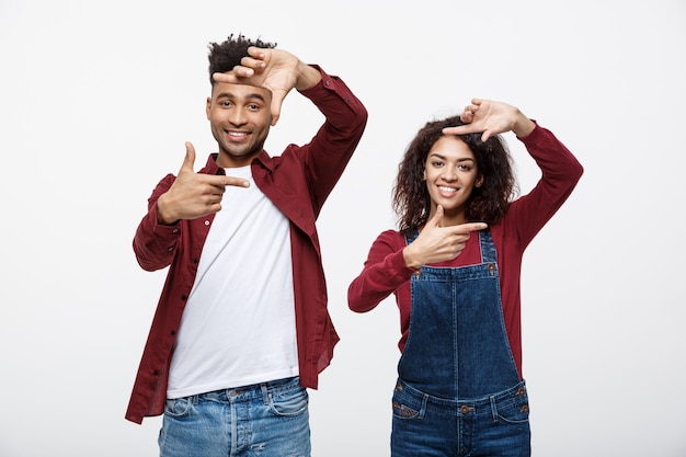 Feliz joven pareja afroamericana