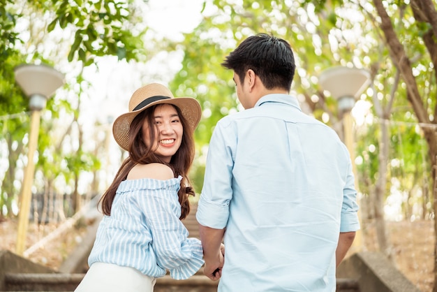 Feliz joven pareja asiática en el amor pasando un buen rato