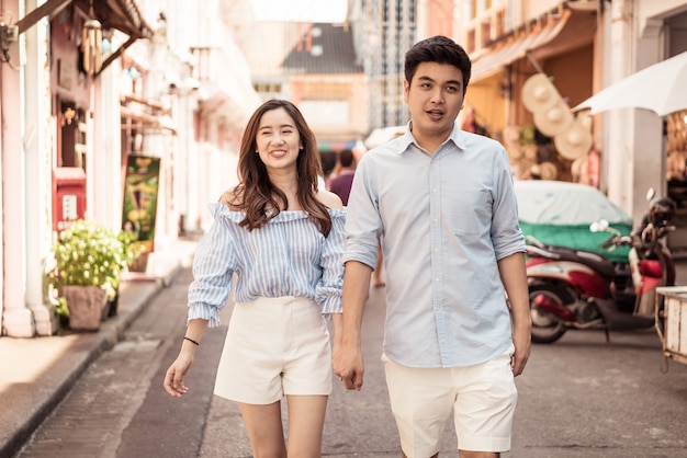 Feliz joven pareja asiática en el amor pasando un buen rato