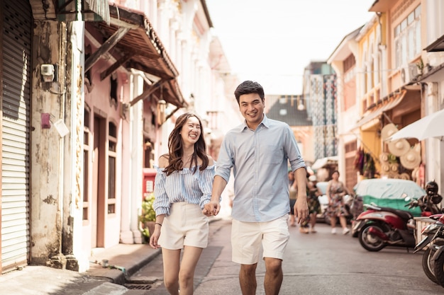Feliz joven pareja asiática en el amor pasando un buen rato