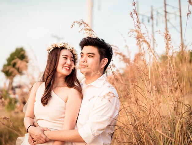 Feliz joven pareja asiática en el amor pasando un buen rato