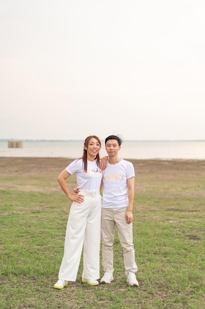 Feliz joven pareja asiática en camiseta de novia y novio lista para casarse y celebrar la boda