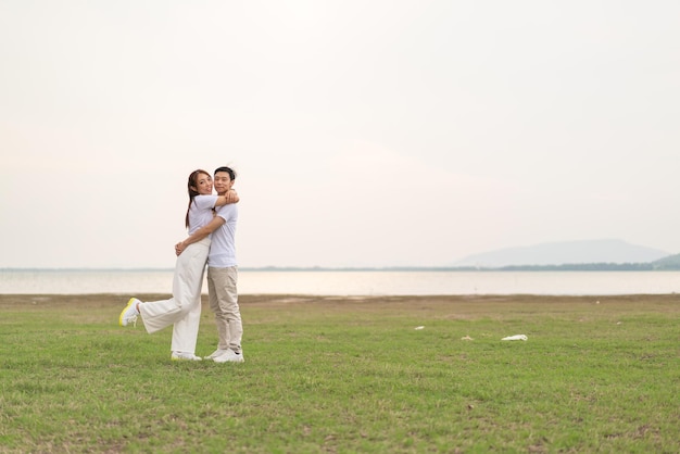 Feliz joven pareja asiática en camiseta de novia y novio lista para casarse y celebrar la boda