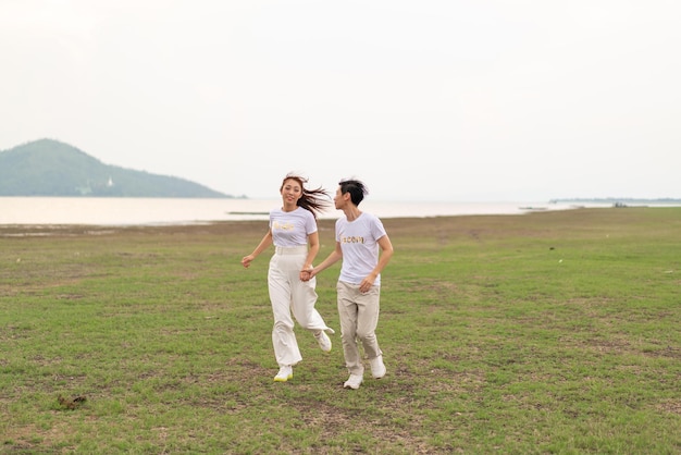 Feliz joven pareja asiática en camiseta de novia y novio lista para casarse y celebrar la boda