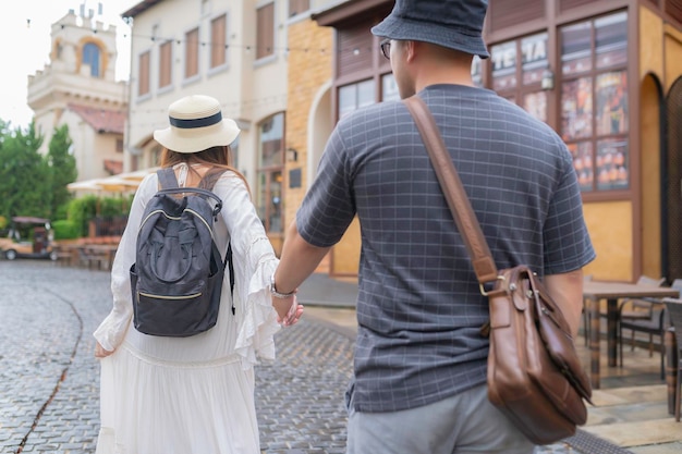 Feliz joven pareja asiática viaja al estilo de Italia de la ciudad viejaParejas de luna de miel después del matrimonioConcepto de toursit