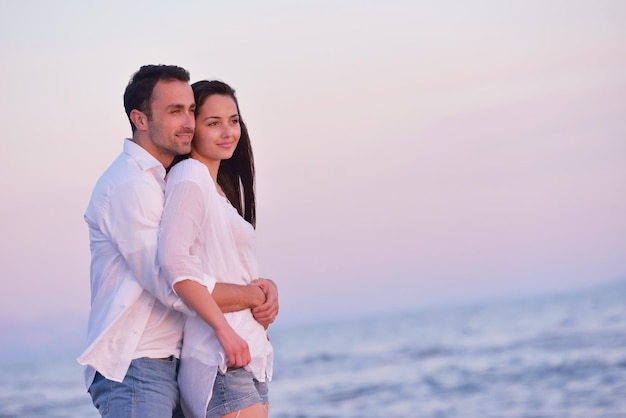 feliz joven pareja romántica enamorada diviértete en la hermosa playa en el hermoso día de verano