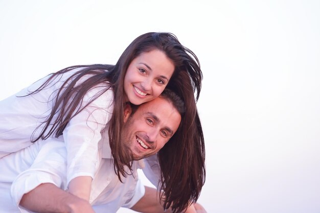 feliz joven pareja romántica enamorada diviértete en la hermosa playa en el hermoso día de verano