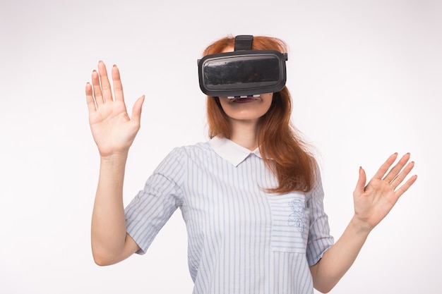Feliz joven pelirroja con un casco de realidad virtual