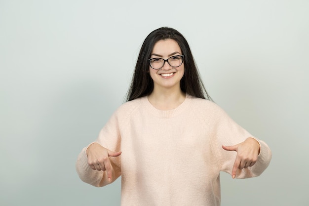 Feliz joven pelirroja caucásica con camisa de verano sostiene la cabeza La chica preocupada mira con cautela hacia un lado sintiéndose presionada y perpleja