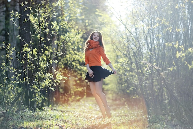 feliz joven saltando en el bosque de primavera