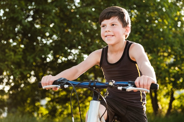 Feliz joven sano montando su bicicleta
