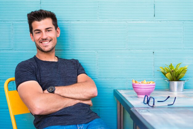 Feliz joven sentado en un restaurante