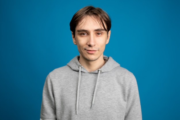 Foto feliz joven sonriendo en azul