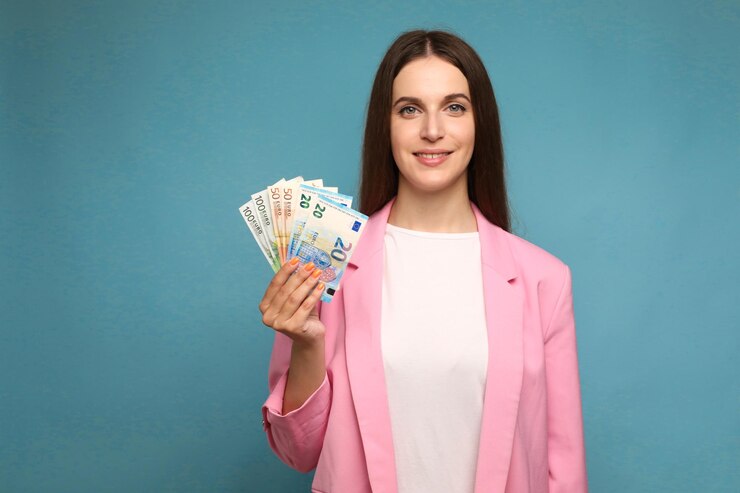 feliz joven sosteniendo billetes de euro