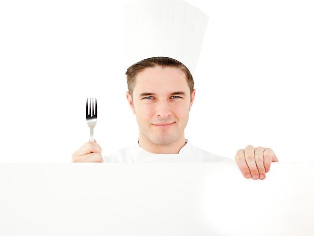 Feliz joven sosteniendo un tenedor y un cartel