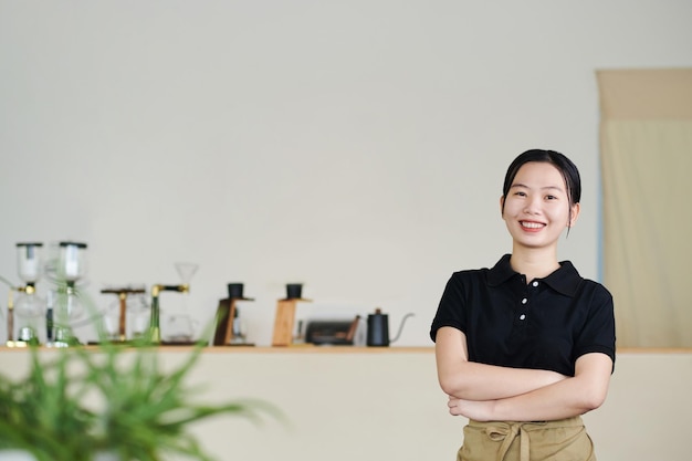 Feliz joven trabajador de cafetería