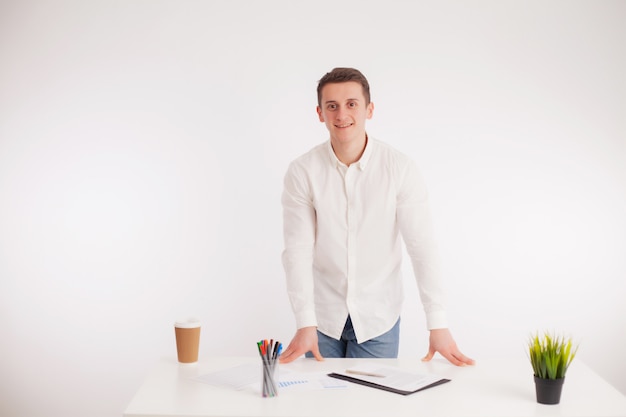 Feliz joven trabajador que trabaja en la oficina