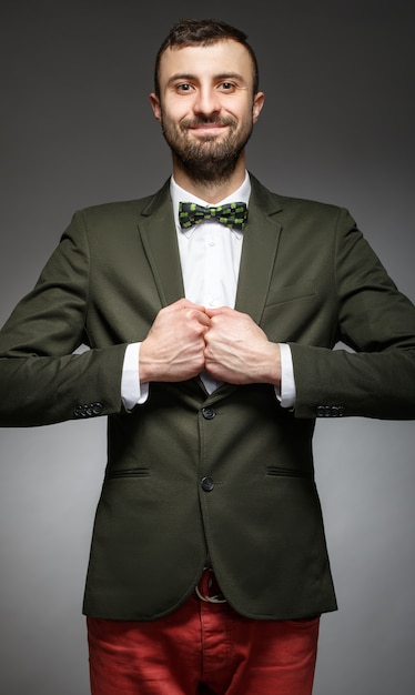 Feliz joven en un traje verde