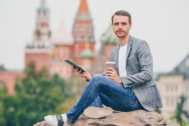 Feliz joven urbano en ciudad europea