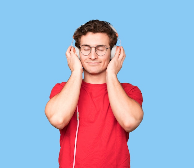 Feliz joven usando auriculares